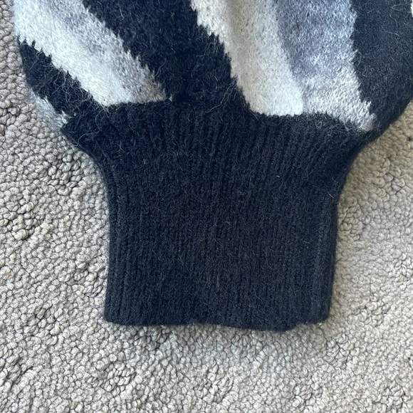 Dreamers by Debut Cropped Sweater - Picture 4 of 5